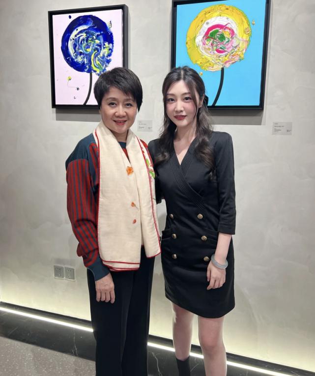 奚梦瑶晒与老公何猷君合照照片,奚梦瑶与何猷君出席家族活动