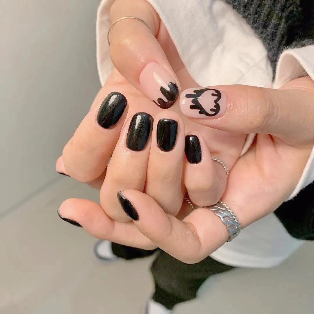 豆沙色美甲显手白吗,雾霾蓝跳色美甲图片显手白