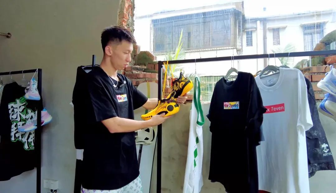 一记隔扣火上热搜！从街头草根到职业选手，“佛山林书豪”的故事太燃了|YOU趣青年荟