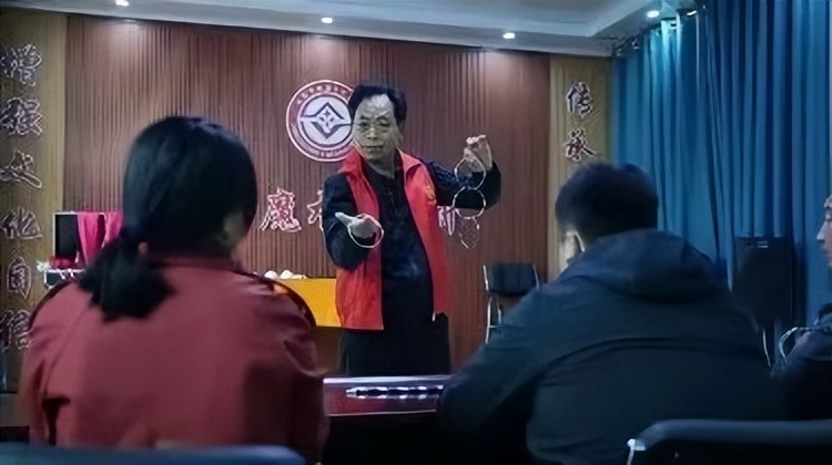 平顶山老大爷唱戏,河南农民大叔唱歌