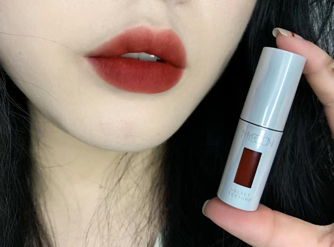 显白秋冬适合涂的口红,女生必备的口红滋润显气色