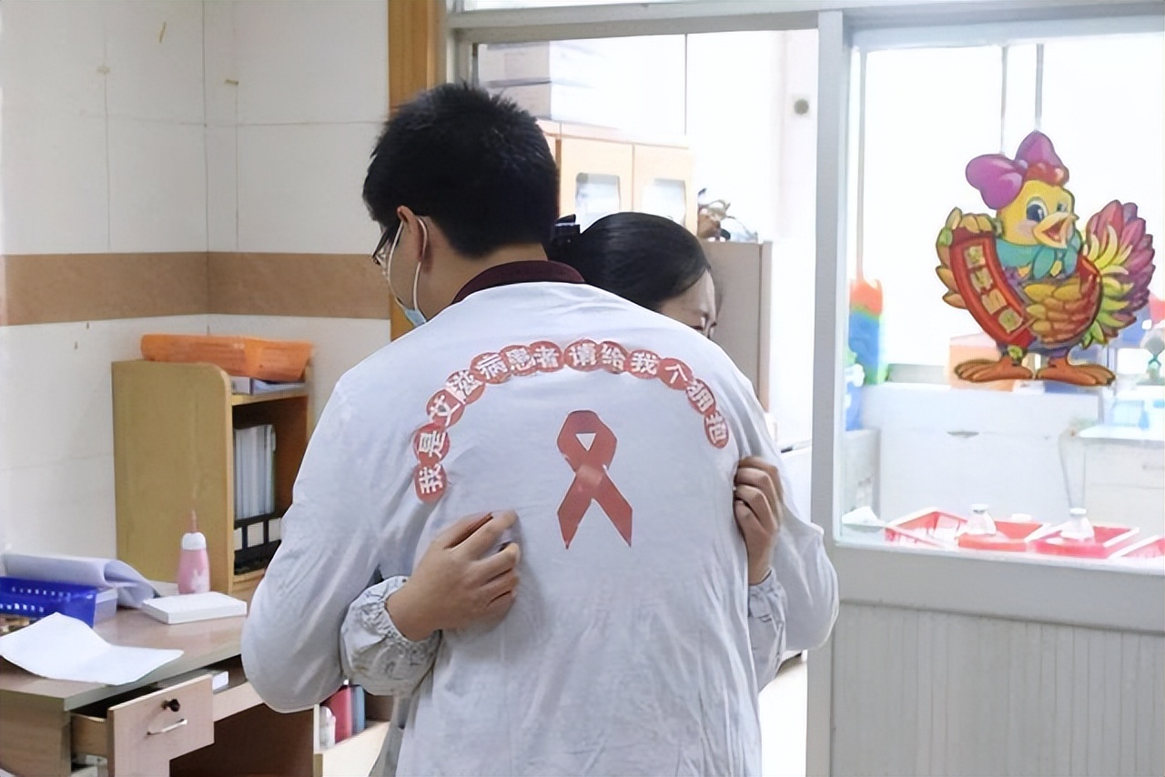 艾滋病会长啥样的斑点,艾滋病会伪装成玫瑰糠疹吗