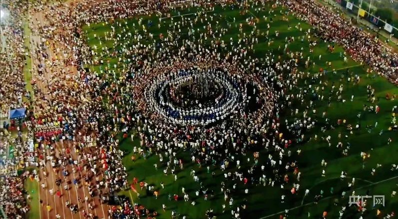 梅西阿根廷队霸气出场满屏压迫感,梅西中国表演球技