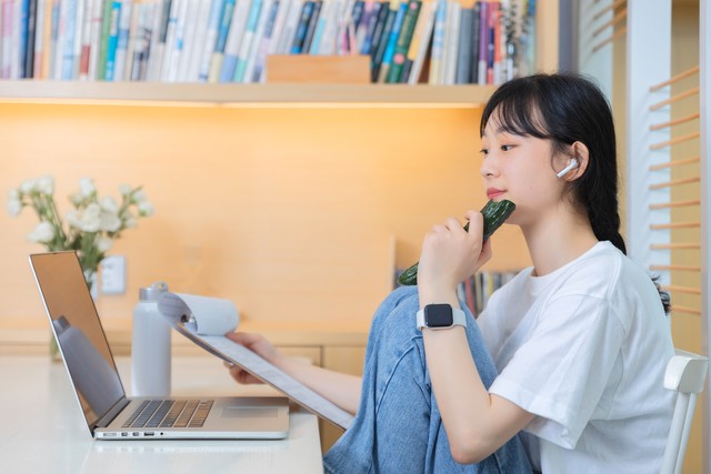 有哪些自由职业是有台电脑、有部手机就能做的？