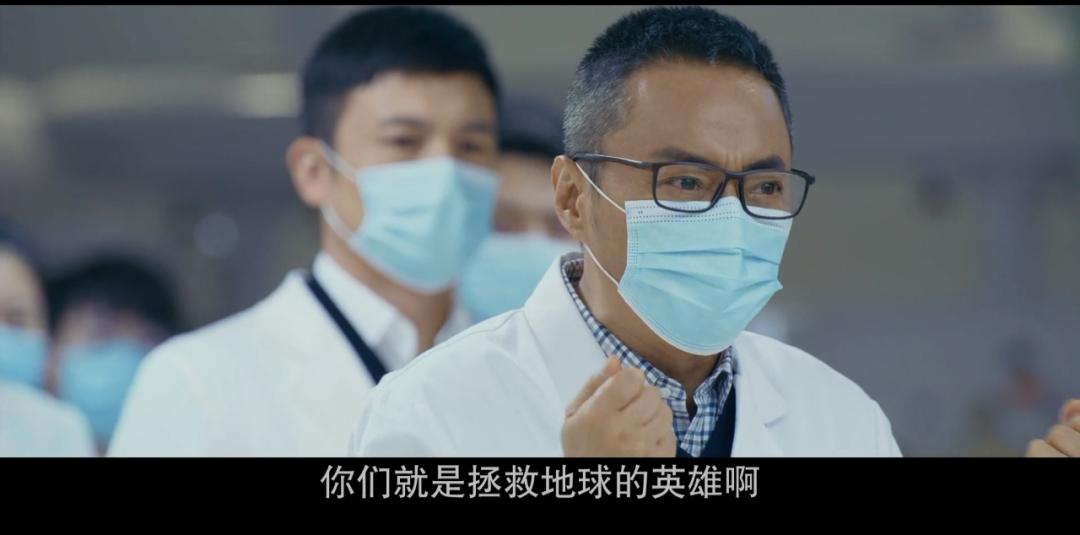 白衣天使无所畏惧负重前行,白衣天使不顾自己的安危