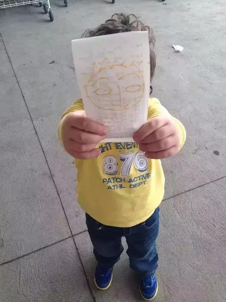 把随手丢弃的购物小票变成孩子们最珍贵的礼物，小镇因他而感动