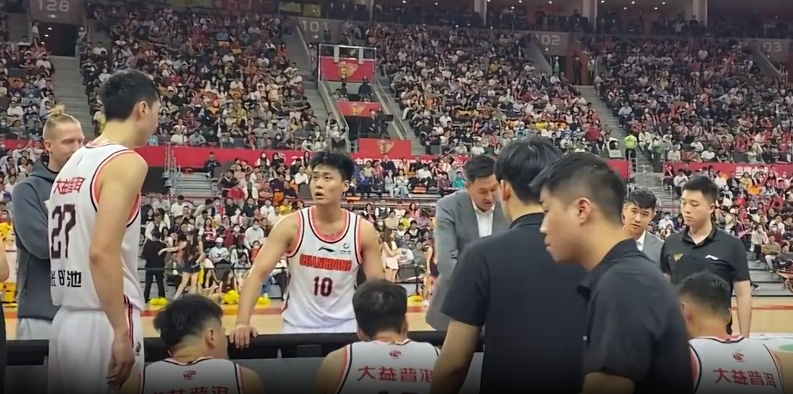 杜锋对赵睿咆哮,赵睿骂张皓嘉