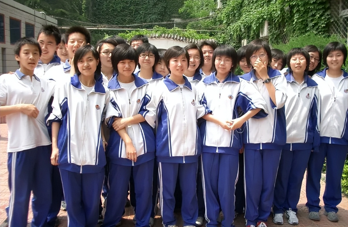 小学生发型清爽有层次感男生,女中学生的发型十款不挑脸发型