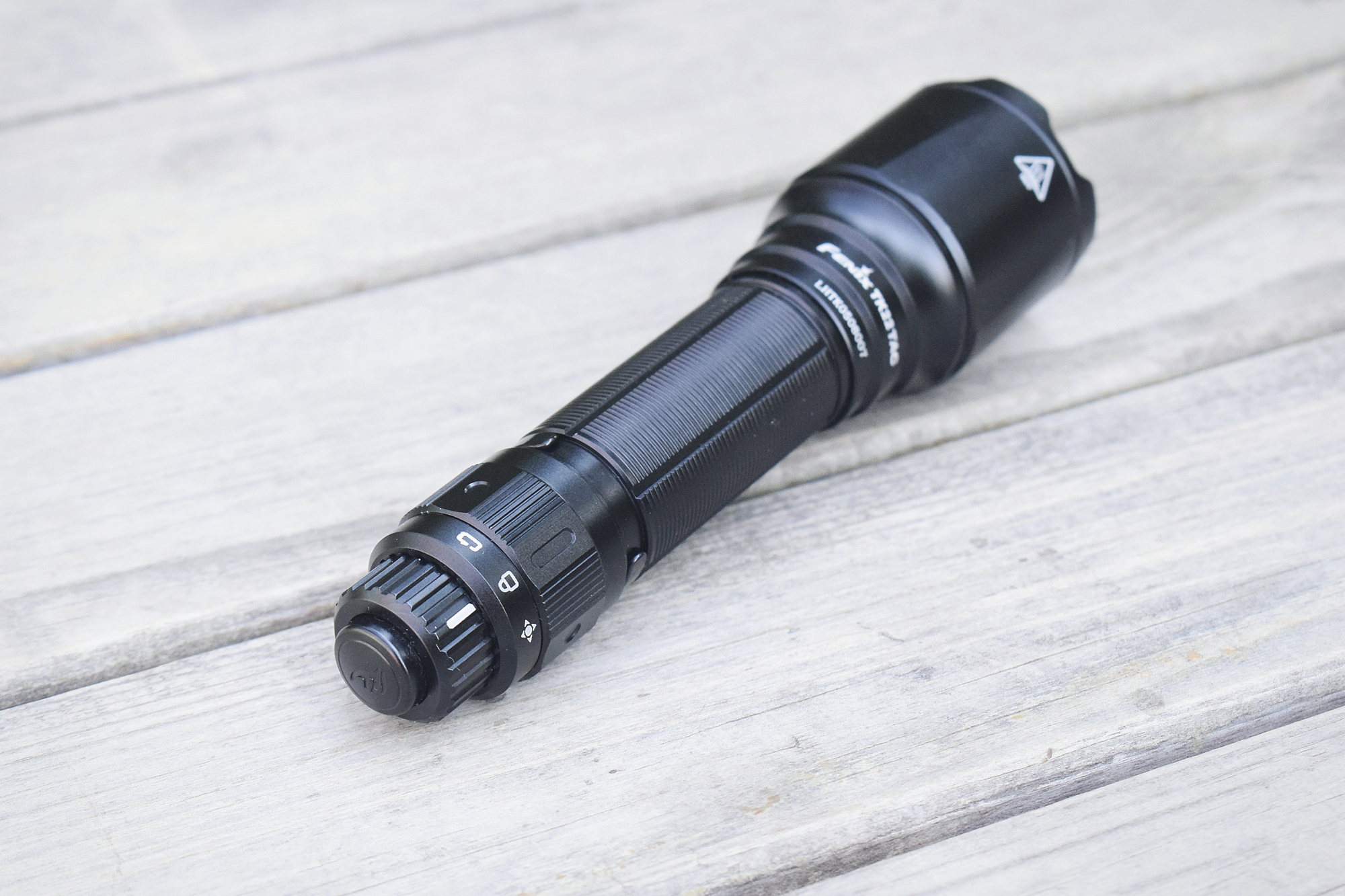 稳定高效,强光压制!Fenix菲尼克斯TK22TAC双模式战术手电体验