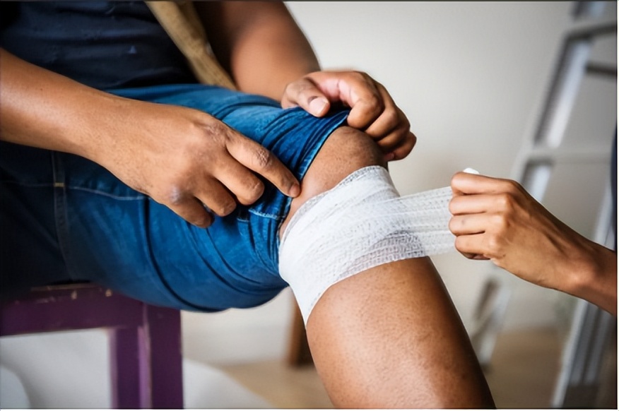 坐着时膝盖疼痛是什么原因,膝盖有点肿弯曲时疼痛是什么原因