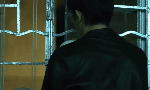 比《哭悲》还上头？逃犯吃屎，警察“全裸”查案，致敬《无间道》