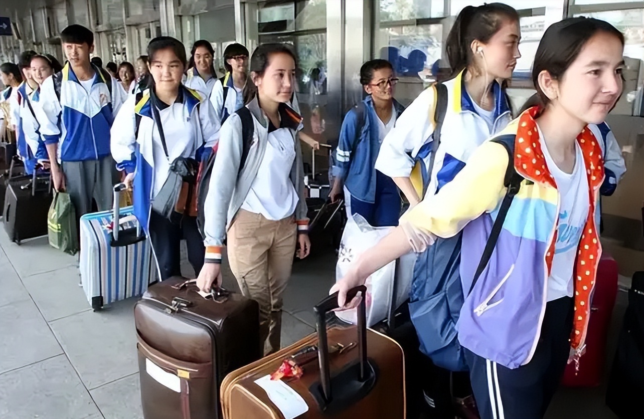 高中到底住校还是走读好,高中走读和住校的差距