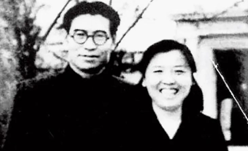 她是高岗的妻子，高岗自杀后独自照顾孩子，退休后享受司局级待遇