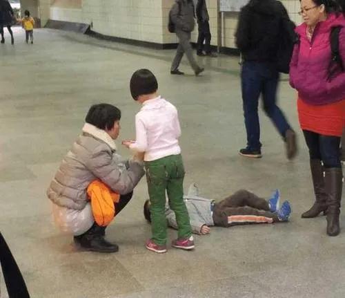 孩子发脾气怎么正确引导李玫瑾,孩子任性撒泼怎么处理