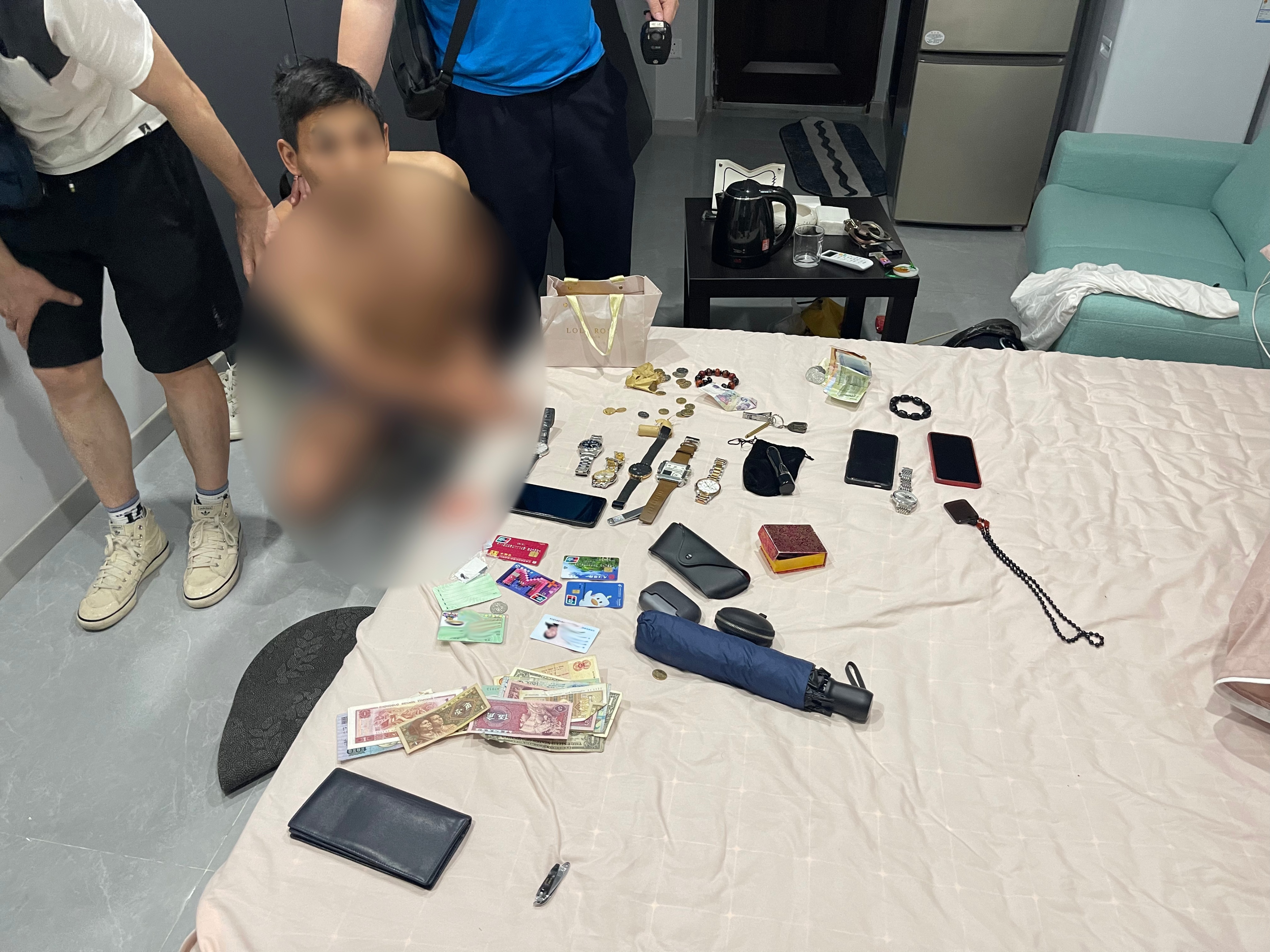 民警狂追几条街抓捕窃贼,蒙面窃贼专挑凌晨作案终被抓获