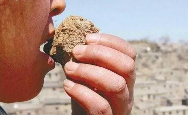 5岁男孩吃土,5岁男童吃土