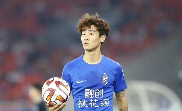 韦世豪展示三镇队徽,韦世豪采访说大家都在进步