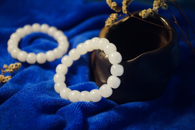 和田白玉泛黄还是泛青好,佩戴和田白玉对身体有什么好处