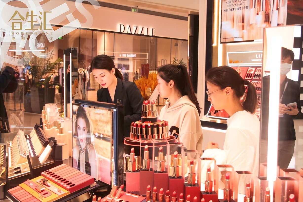 成都温江合生汇购物中心,雅诗兰黛集合店开业
