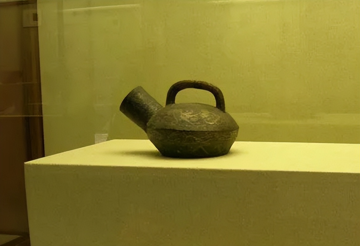 古代“夜壶”口这么小,女人怎么用?看完才知古人智慧!