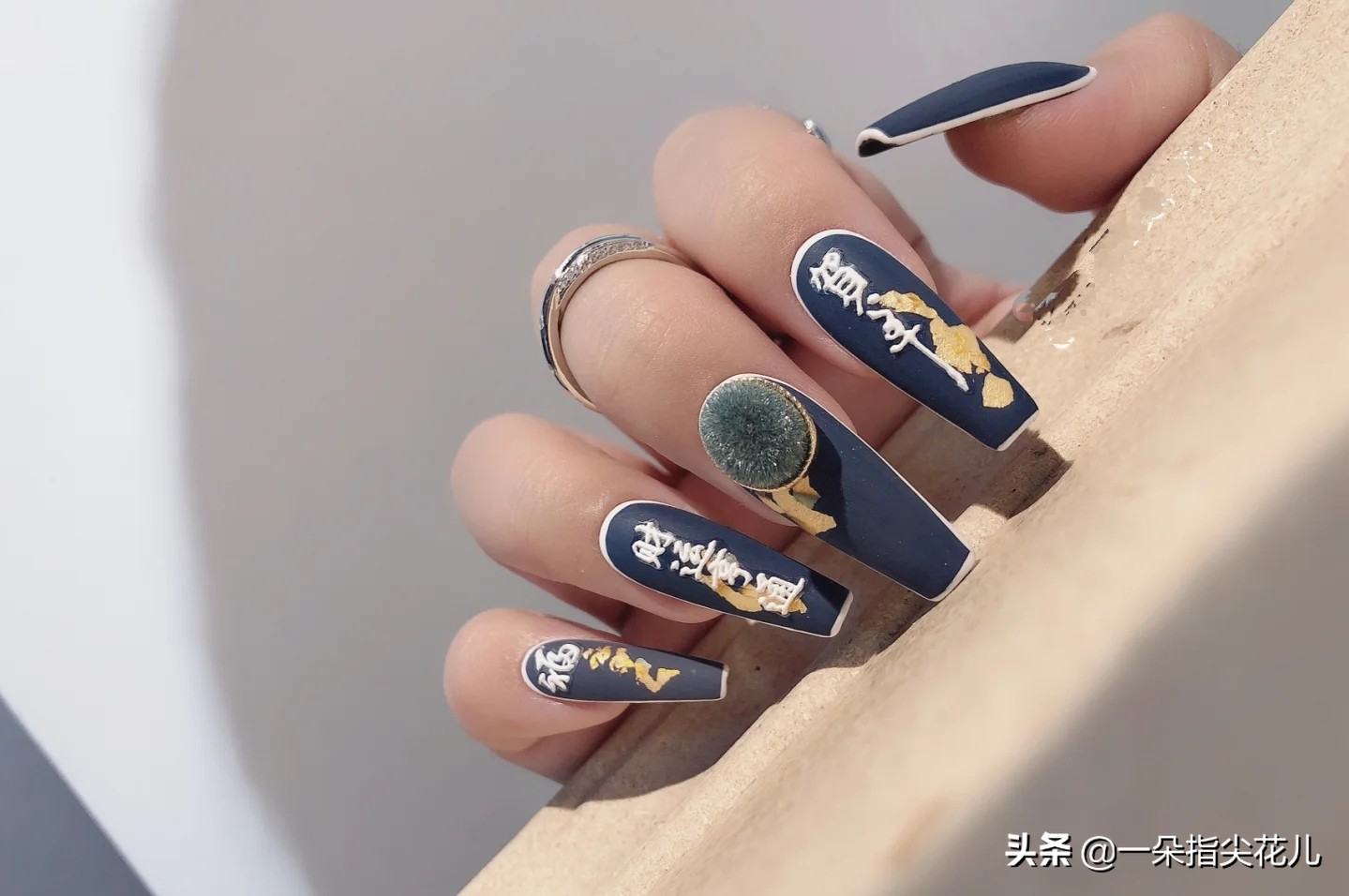 美甲国潮老虎爆款,国潮暗黑风格美甲款式