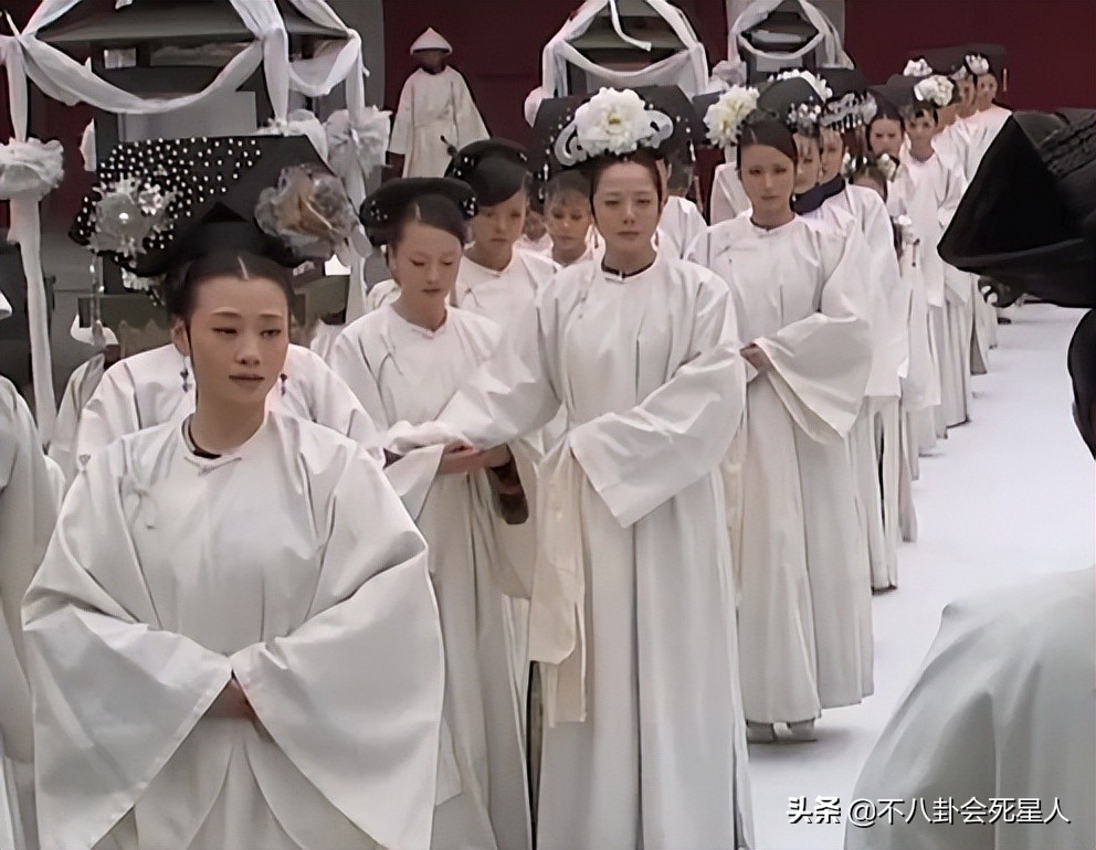 鞠婧祎8大离谱妆容：吐血不敢弄花半永久妆，守丧也要浓妆涂红唇