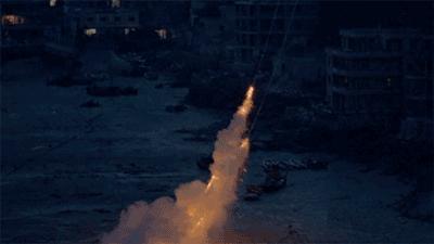 给奶奶“造”了一架天梯,靠*药火**爆炸作画,全球最会“玩火”的人