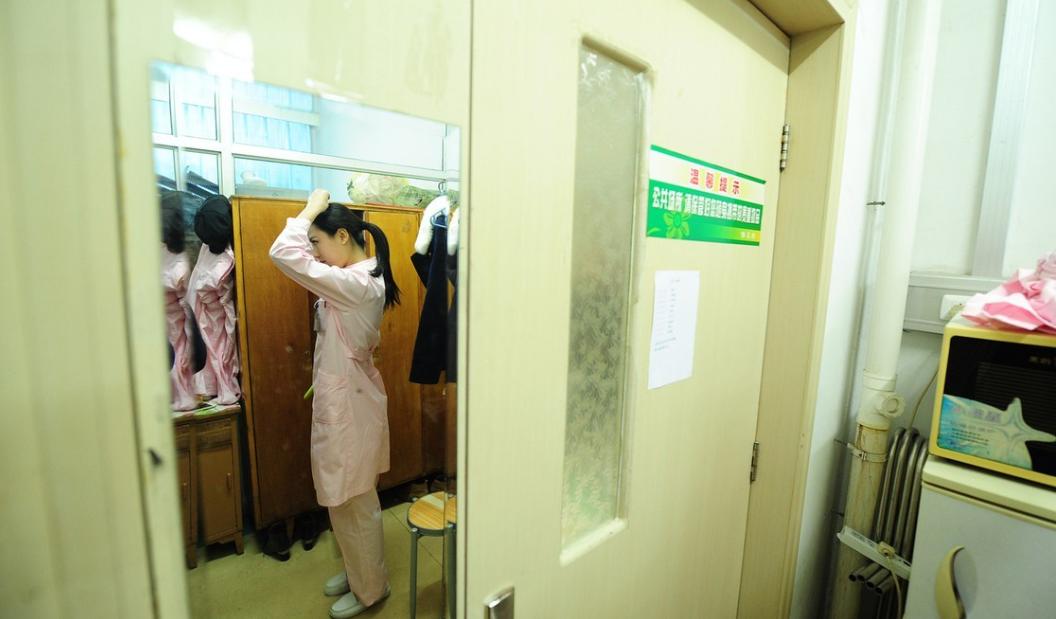 男童进女浴室被怀疑,男童进女卫生间被发现