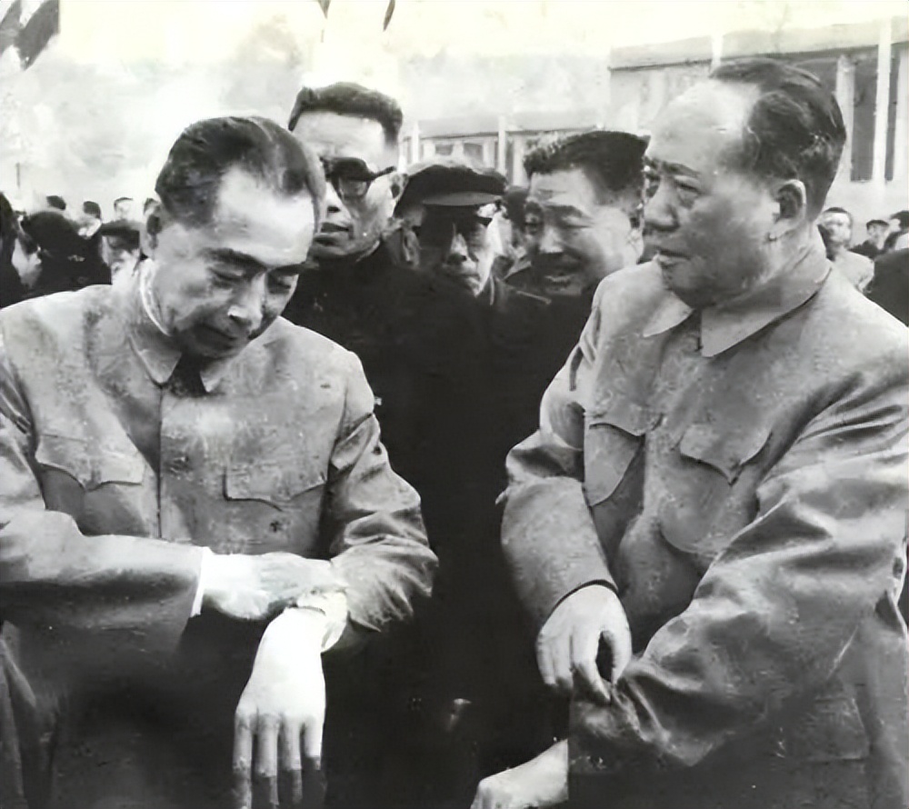 外交场合，有人突然喊“周恩来万岁”，周总理巧妙处理避免了麻烦