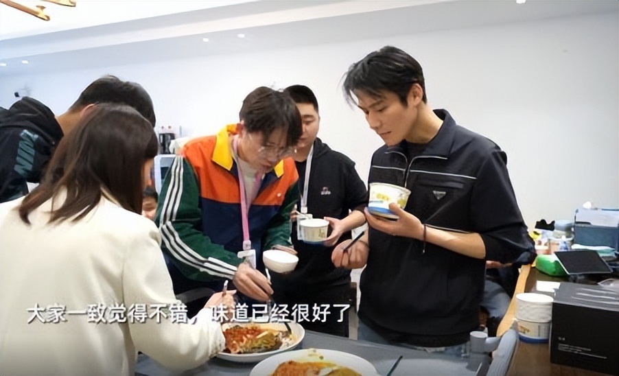 疯狂小杨哥直播回放卖衣服,小杨哥带货文化衫