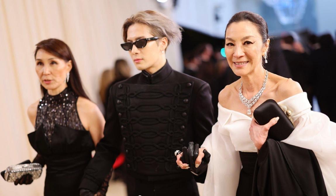 刘雯metgala红毯造型,2021metgala红毯刘雯