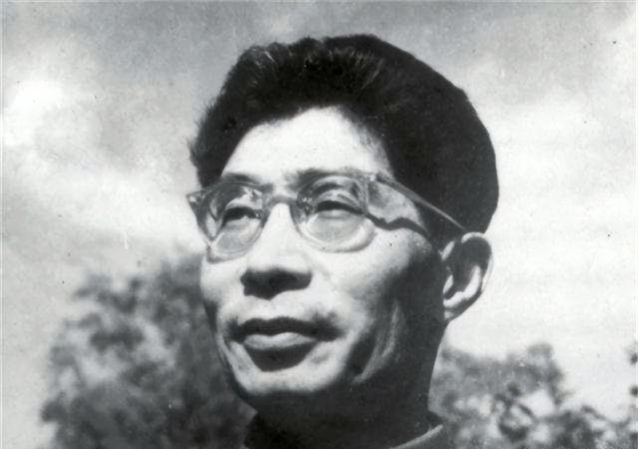 傅钟将军：资历比元帅都老的开国上将，长征中送了*小平邓**三件宝贝