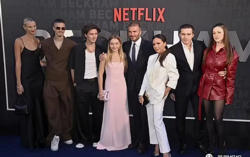 贝嫂狂晒48岁小贝半裸翘臀照，全球网友狂欢：谢嫂子带看男菩萨！