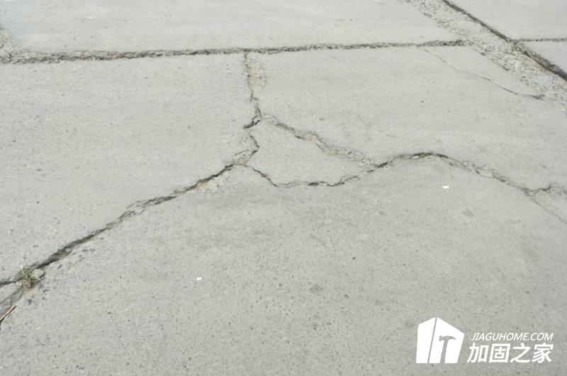 临汾水泥地面裂缝防漏修补胶,水泥地面裂缝下沉怎么处理