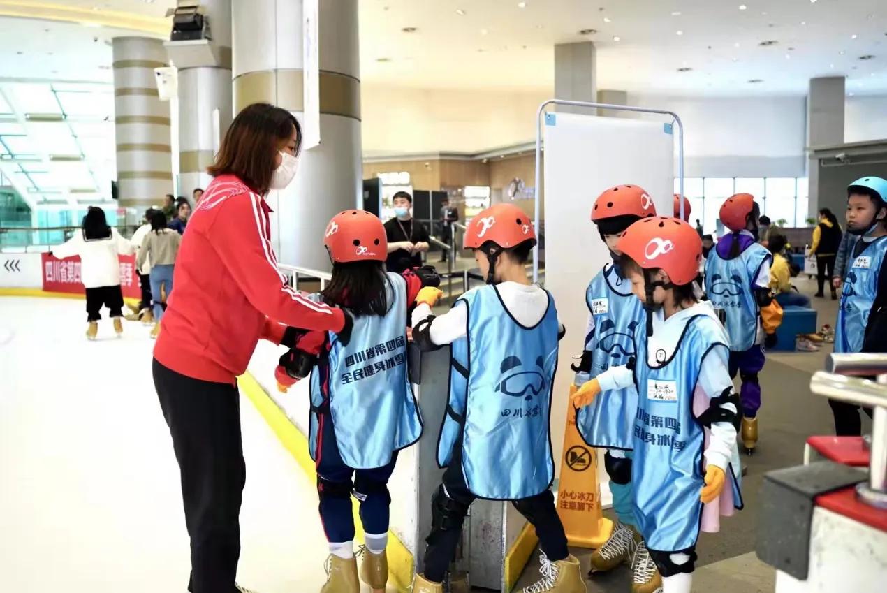 冰雪运动亲子操,冰雪运动孩子与家长合影