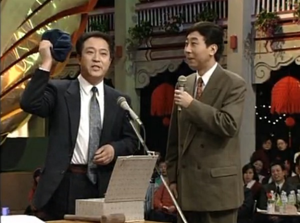 牛群和冯巩晚年见面,牛群辞官