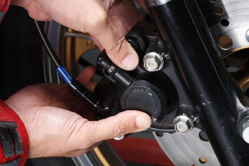 自己动手快速换刹车片的小技巧,怎样自己动手换刹车油