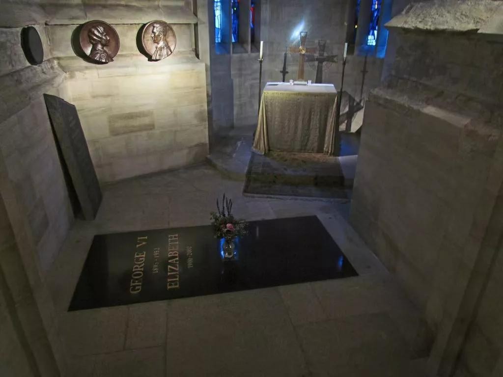 英女王棺椁下葬,英女王葬礼为什么停尸十天