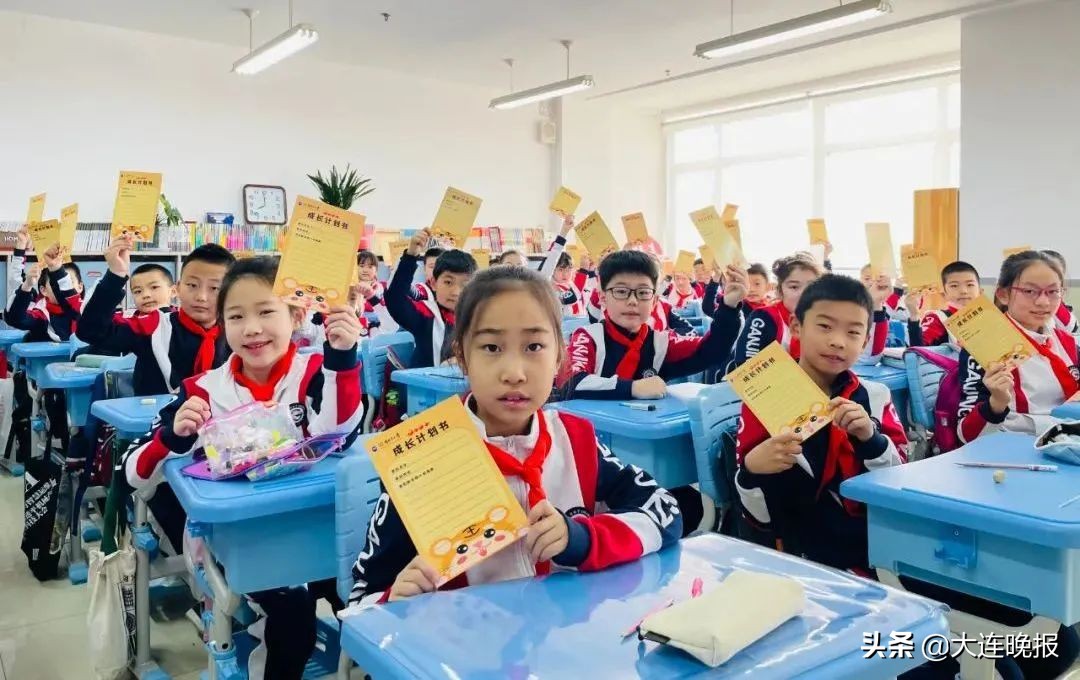 太阳当空照花儿对我笑完整版,太阳当空照花儿对我笑儿童歌曲