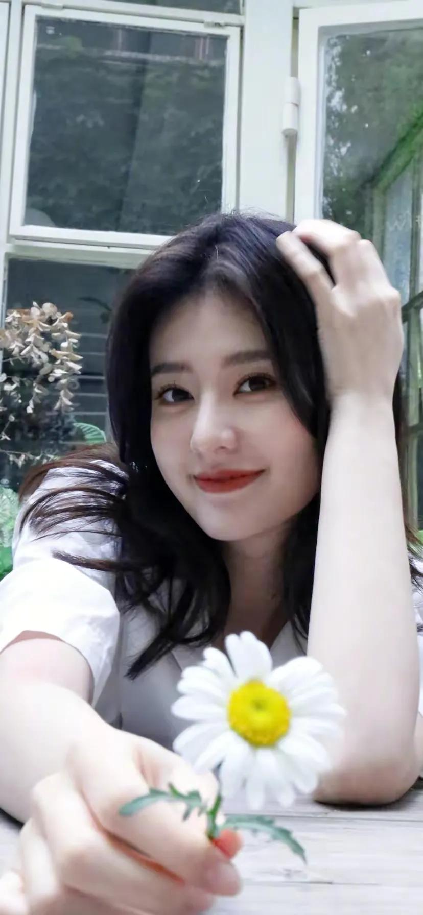 春风唤雨润花田，葱茏岁月韵琴弦