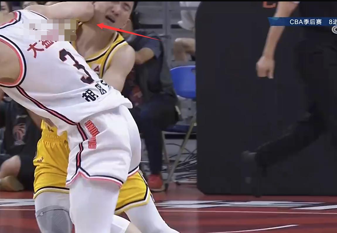 辽粤大战赵继伟胡明轩受伤,辽粤大战胡明轩投进关键三分