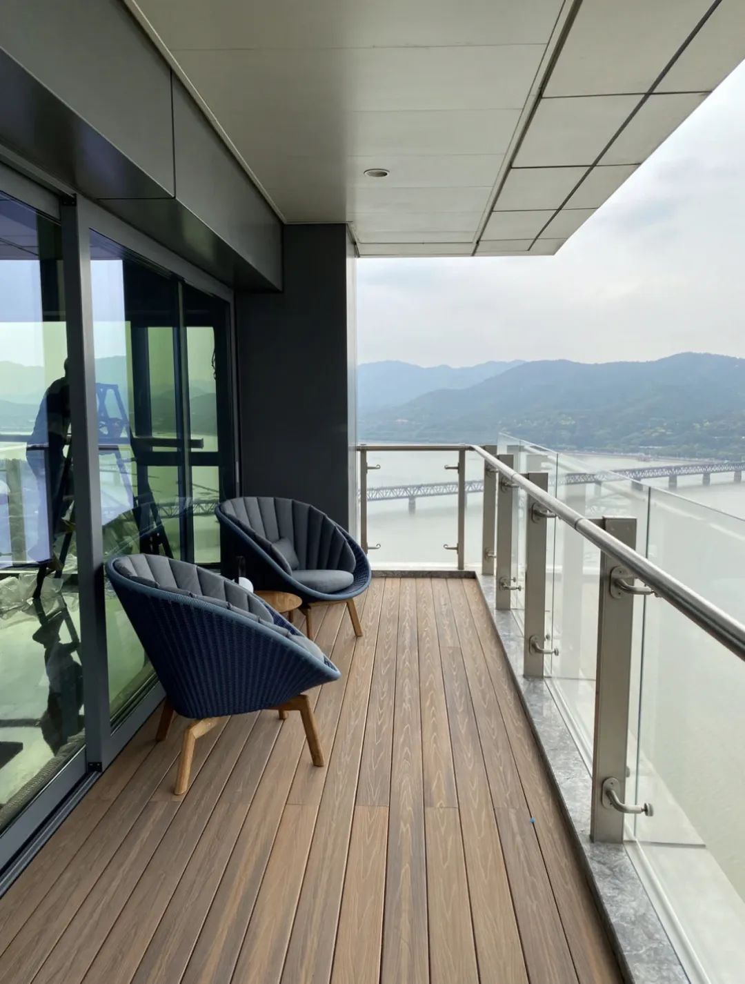 阳台砖与防腐木结合,阳台花园铺砖还是防腐木好