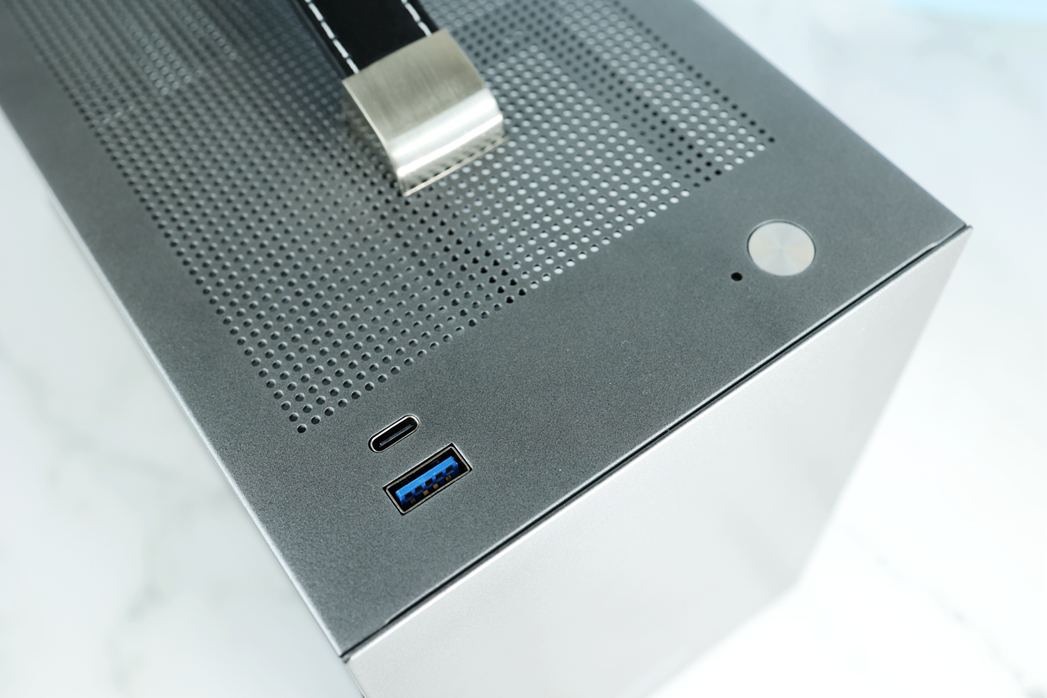 itx蜂鸟i100,装一台方便携带的主机