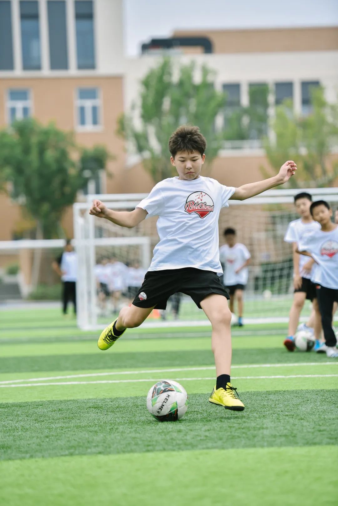 刚入足球队,刚入门踢球