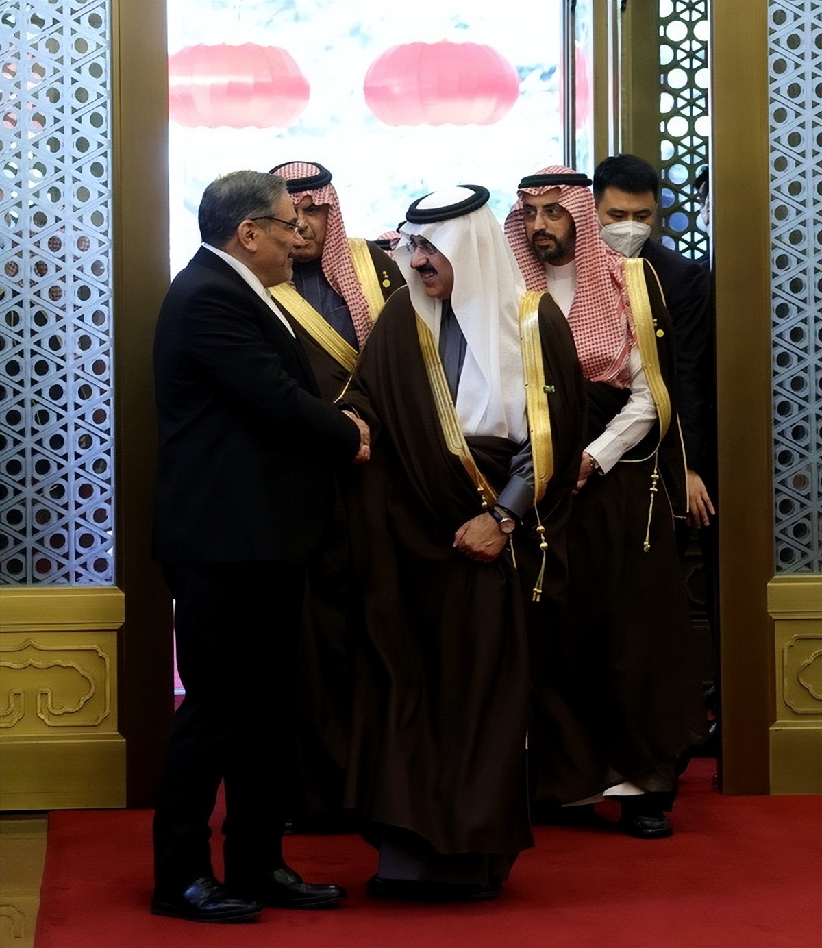 三个细节看结果,沙特王储与伊朗总统紧紧握手