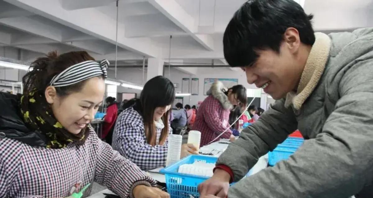 工厂女生追男生,工厂女孩追男孩的原视频