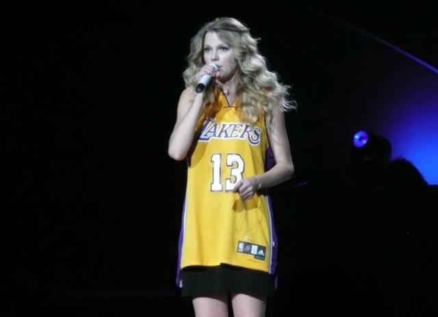 湖人队场边女球迷,湖人场边女粉丝