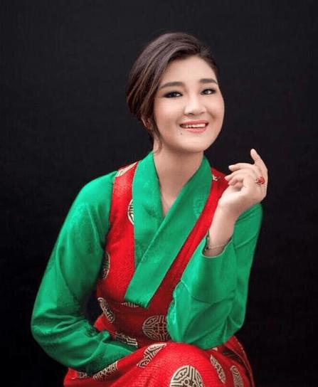 降央卓玛爆料与老公的恋爱过程,降央卓玛和她的三个孩子近况