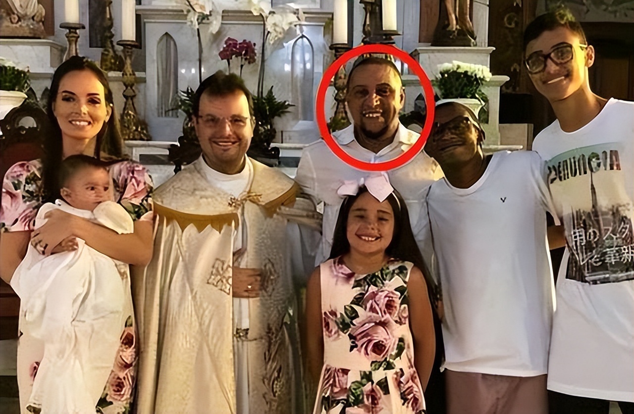 49岁巴西巨星晒近照：退役后发福严重像老头，3段婚姻生下11个娃