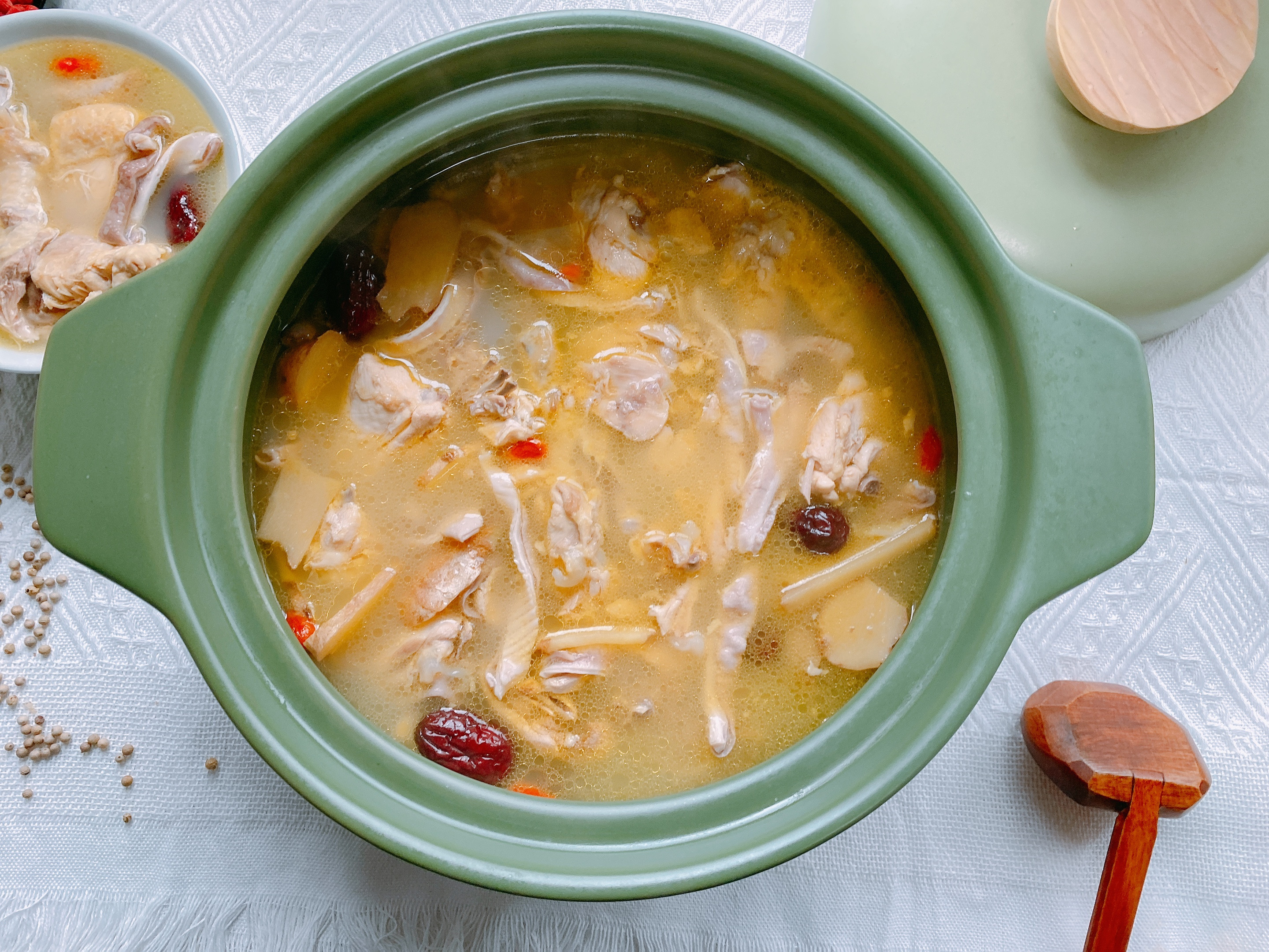 冬天猪肚鸡汤炖什么最补,暖胃驱寒的胡椒猪肚鸡汤